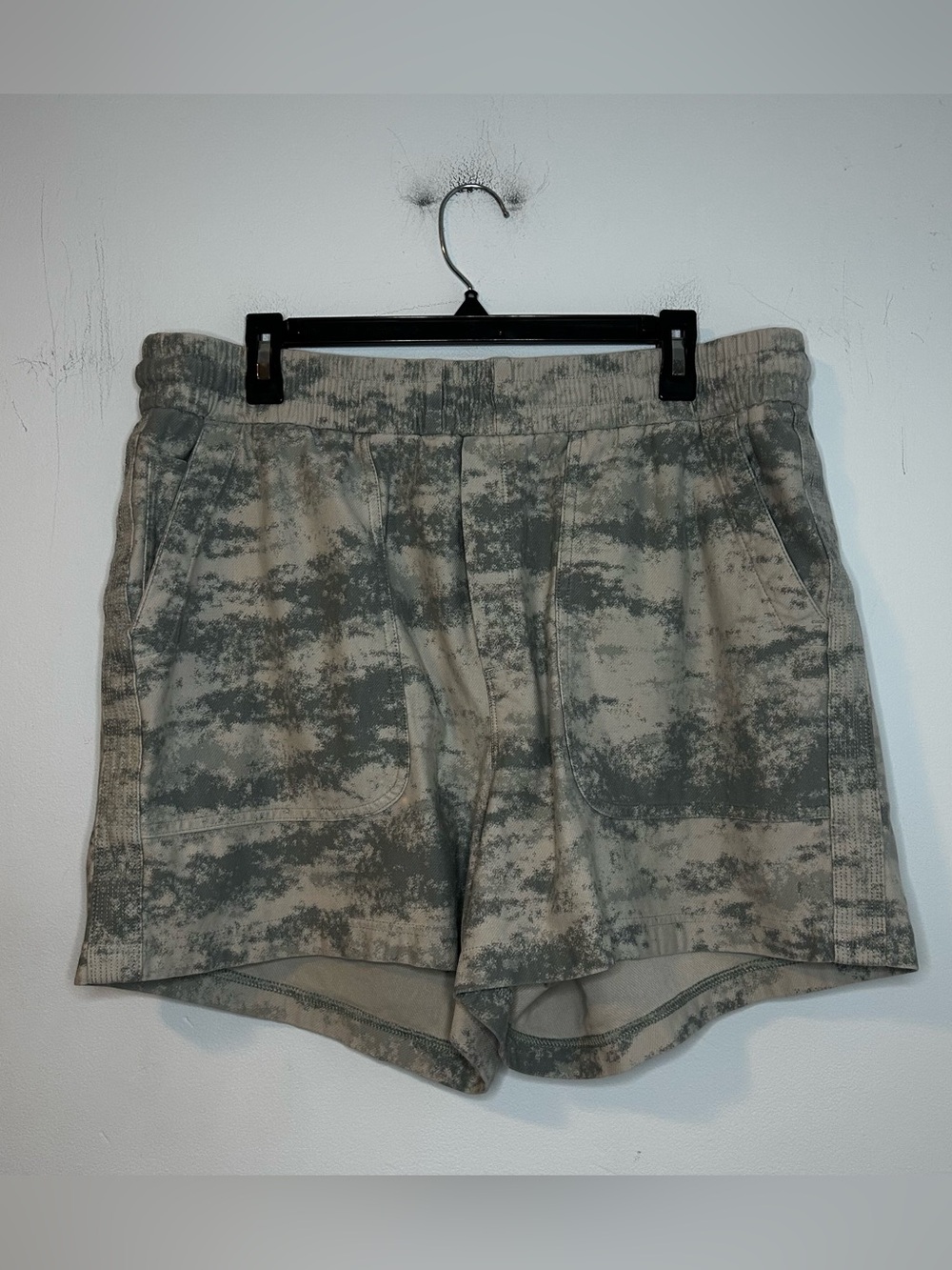 Athleta Women's Fog Camo Coast Green Tie-Dye Pull-On Stretch Shorts Size 1X